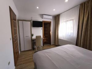una camera con letto e scrivania di Apartments Poljanak Green House a Laghi di Plitvice