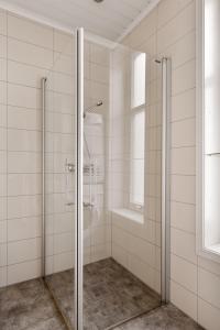 a bathroom with a shower and a glass door at Dinbnb Apartments l Easy check-in l Unbeatable location l New in 2024 in Oslo