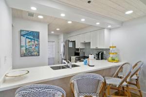 kuchnia z krzesłami i blatem ze zlewem w obiekcie High Pointe Resort 432 w mieście Inlet Beach