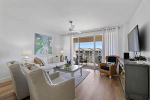 salon z kanapą i telewizorem w obiekcie High Pointe Resort 432 w mieście Inlet Beach
