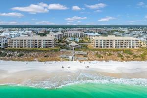 widok z lotu ptaka na ośrodek wypoczynkowy na plaży w obiekcie High Pointe Resort 432 w mieście Inlet Beach
