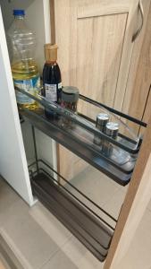 ein Regal in einem Kühlschrank mit Speisen und Getränken in der Unterkunft Le Wilson - accès Paris facile ! in Limeil-Brévannes