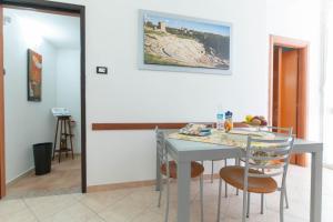 a dining room with a table and chairs at Appartamento Al Posto Giusto in Siracusa