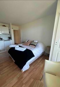 a bedroom with a large bed in a room at Vue mer in Arcachon
