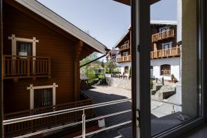 una vista da una finestra di un edificio di Villa Anet a Bukovel