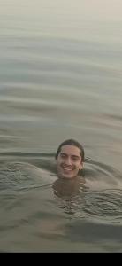 een man zwemmend in een lichaam van water bij Amon guest house in Abu Simbel