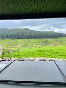 einen Blick auf ein Feld aus einem Fenster in der Unterkunft The Cottages @ Slievenisky in Ballyward