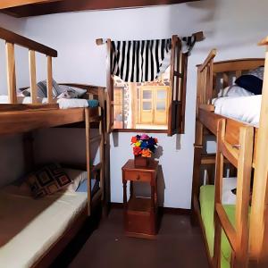 a room with two bunk beds and a window at Las Chelitas Casa del Mar - Nueva Administración de Maru Mar in Popoyo