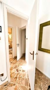 um corredor com uma porta que dá para um quarto em La casetta al mare em Palermo