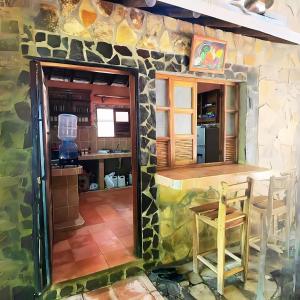 Las Chelitas Casa del Mar - Nueva Administración de Maru Mar في بوبويو: منزل صغير مع مطبخ وغرفة طعام