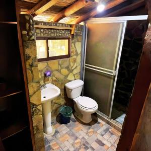y baño con aseo, lavabo y ducha. en Las Chelitas Casa del Mar - Nueva Administración de Maru Mar en Popoyo