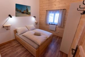 een kleine kamer met een bed in het midden bij Chaty pod lesom Oščadnica in Oščadnica