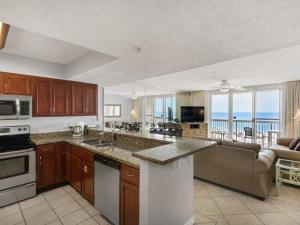 een grote keuken met uitzicht op de oceaan bij Pelican Beach Resort 405 in Destin