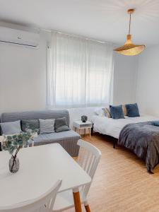 Postel nebo postele na pokoji v ubytování Sea Estudio Cala de Mijas