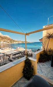 Vom Balkon eines Hotels genießen Sie Meerblick. in der Unterkunft La casetta al mare in Palermo
