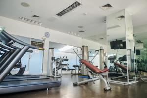 einen Fitnessraum mit Kardiogeräten und einem Spiegel in der Unterkunft Casa Andina Select Miraflores in Lima