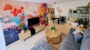 una sala de estar con una gran pintura en la pared en Ferienwohnungen Krüger 'Apartment Marina', en Gammelsbach