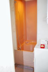 uma casa de banho com um chuveiro, um WC e um lavatório. em Bungalow de 2 chambres avec terrasse amenagee a Pierrefitte sur Loire em Pierrefitte-sur-Loire