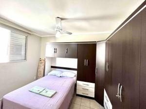 Ένα ή περισσότερα κρεβάτια σε δωμάτιο στο Apartamento em Piracicaba à 7min do centro