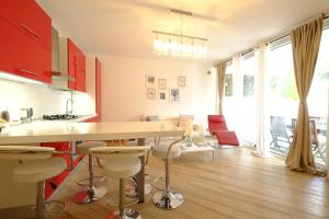 cocina y sala de estar con mesa y sillas en MIMA61 - Appartamento con giardino e posti auto a 50mt dal centro en Milano Marittima