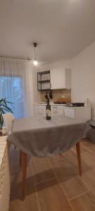 波熱加的住宿－Apartman Orljava，一张桌子,上面放着一瓶葡萄酒和两杯酒杯
