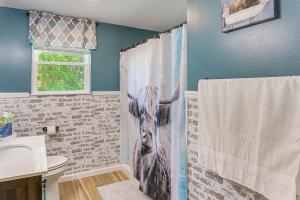 La salle de bains est pourvue d'un rideau de douche avec une vache. dans l'établissement Spacious Shippensburg Home 4 Mi to Tiny World!, à Shippensburg
