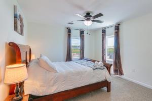 - une chambre avec un lit, un ventilateur de plafond et une fenêtre dans l'établissement Spacious Shippensburg Home 4 Mi to Tiny World!, à Shippensburg