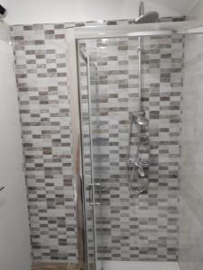 eine Dusche im Bad mit Glastür in der Unterkunft Kuca Imotski in Imotski