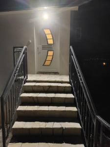 eine Treppe, die zu einer Tür führt in der Unterkunft Kuca Imotski in Imotski