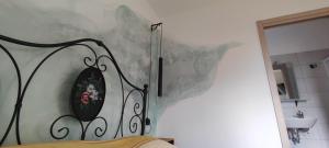 una camera da letto con un letto con uno specchio sul muro di Le Camine SPA, clima, parking, giardino a Matino Altre 48 foto