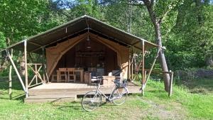 a bike parked in front of a tent at Camping Collegats in La Pobla de Segur