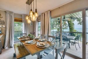 comedor con mesa y balcón en Beautiful Lakehouse with Hot Tub, Boathouse and Kayaks, en Blanchard