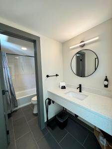 uma casa de banho com um lavatório, um espelho e um WC. em East Rock Inn em Great Barrington