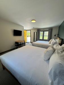 大巴靈頓的住宿－East Rock Inn，酒店客房设有两张床和电视。