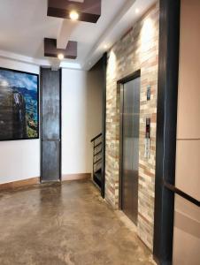 un vestíbulo con ascensor con una gran pintura en la pared en Hotel El Cordobes, en Marinilla