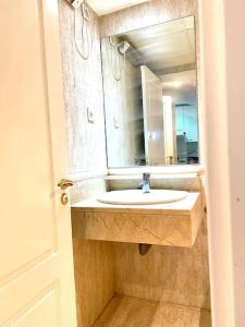 a bathroom with a sink and a mirror at Valleca Tren Sierra Guadalupe 2 in Madrid