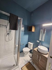 een badkamer met een toilet, een wastafel en een douche bij LOGGIA delle MERCANZIE in Brescia