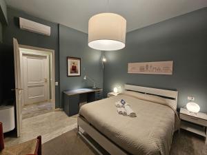 um quarto com uma cama com dois ursinhos de peluche em LOGGIA delle MERCANZIE em Brescia
