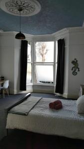 En eller flere senger på et rom på Freedom Park Villas, Entire 1 bed apartment