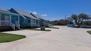 une rangée de maisons dans un quartier résidentiel dans l'établissement Horizon Cottage #4, à Rockport