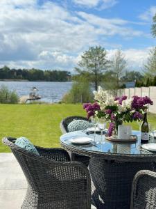 Mikorzyn的住宿－Boskata Spa & Wellness Resort Ślesin，玻璃桌,上面有紫色和白色的花