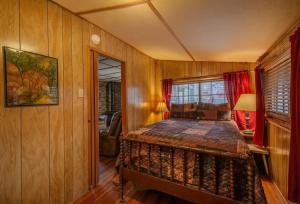ルイドソにあるRiver Restの木製の壁のベッドルーム1室(ベッド1台付)