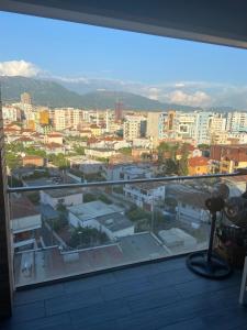 d'un balcon offrant une vue sur la ville. dans l'établissement one bedroom apartment, à Tirana