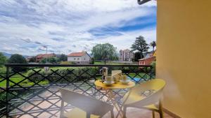 a table and chairs on a balcony with a view at El Rincon de las Americas in Colombres