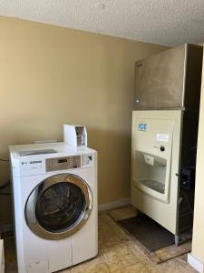 a washing machine and a washer in a room at Executive Inn & Suites in Nashville