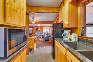 eine Küche mit einer Spüle und einer Arbeitsplatte in der Unterkunft Cozy Wisconsin Cabin Walk to Beach and Boat Ramp! in McGregor