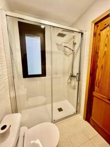 Un baño con ducha, inodoro y lavabo. en VUT Bajo Castillo, en La Iruela 5 fotos más