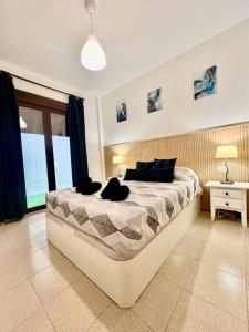 un dormitorio con una cama grande en una habitación en VUT Bajo Castillo, en La Iruela