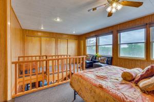 Schlafzimmer mit einem Bett und einem Deckenventilator in der Unterkunft Cozy Wisconsin Cabin Walk to Beach and Boat Ramp! in McGregor