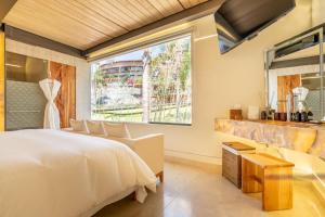 een slaapkamer met een bed en een raam bij El Santuario Resort & Spa in Valle de Bravo